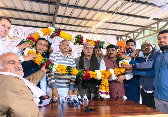 कांग्रेस ने दिया सत्तारूढ़ बीजेपी, जेजेपी व अन्य दलों को झटका, 2 दर्जन नेता करवाए शामिल