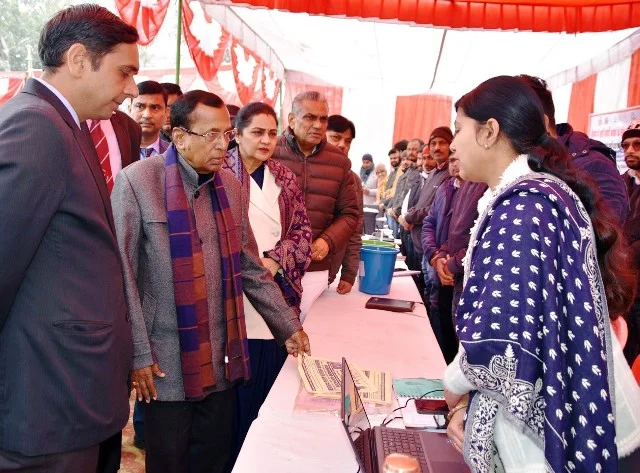 केंद्रीय वाणिज्य एवं उद्योग राज्य मंत्री श्री सोम प्रकाश जिला फतेहाबाद में विकसित भारत संकल्प यात्रा जनसंवाद के तहत आयोजित जागरूकता कार्यक्रम में विभागों द्वारा लगाए गए स्टॉल का निरीक्षण कर विभागों की कार्यप्रणाली की जानकारी लेते हुए। साथ में हैं सांसद श्रीमती सुनीता दुग्गल और विधायक श्री दुड़ा राम। (19.01.2024)