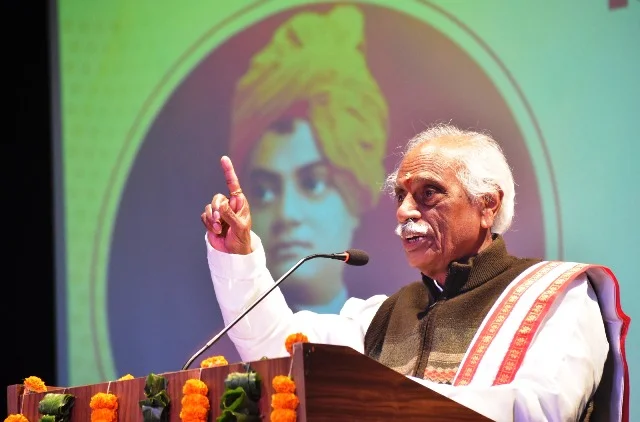 समाज के प्रति समर्पित होकर कार्य करेंगे युवाः राज्यपाल