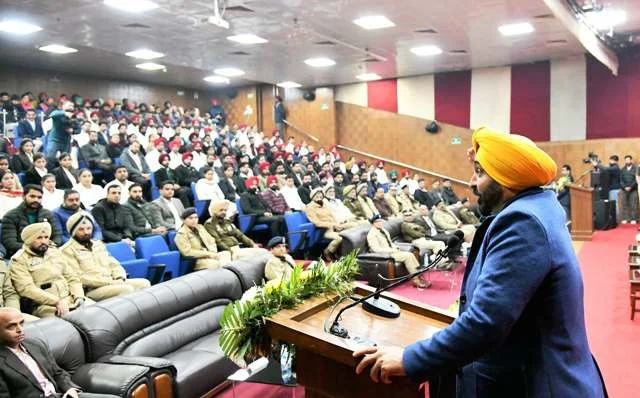सीएम मान ने 461 युवाओं को सौंपे नियुक्ति पत्र