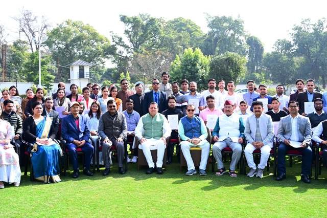 मुख्यमंत्री ने चयनित 51 अभ्यर्थियों को वितरित किए नियुक्ति पत्र