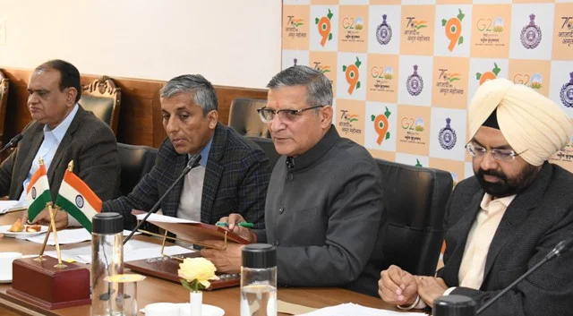 सरकारी स्कूलों में शुरू होगी दोहरी डेस्क सुविधा - मंत्री