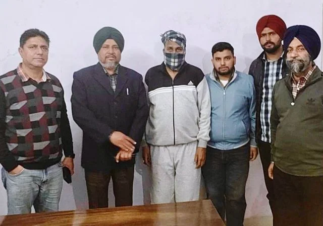 क्लर्क रिश्वत मामले में गिरफ्तार
