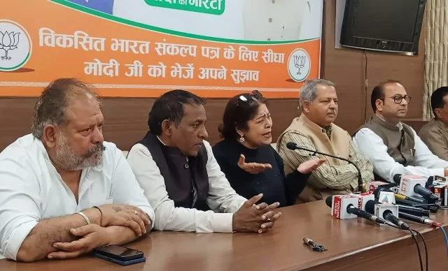 सांसद किरण खेर ने दिखाए आक्रामक तेवर