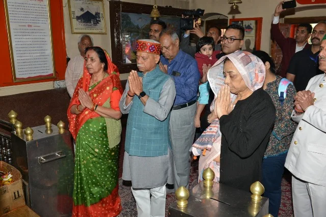 राम नवमी पर राज्यपाल ने जाखू मंदिर में पूजा-अर्चना की