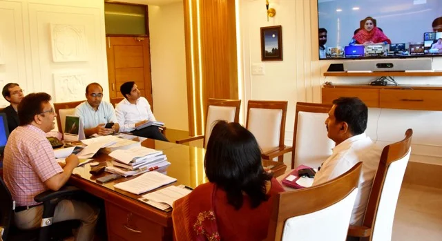 शिकायतों को निपटारे के लिए सोशल मीडिया टीम गठित करने के निर्देश