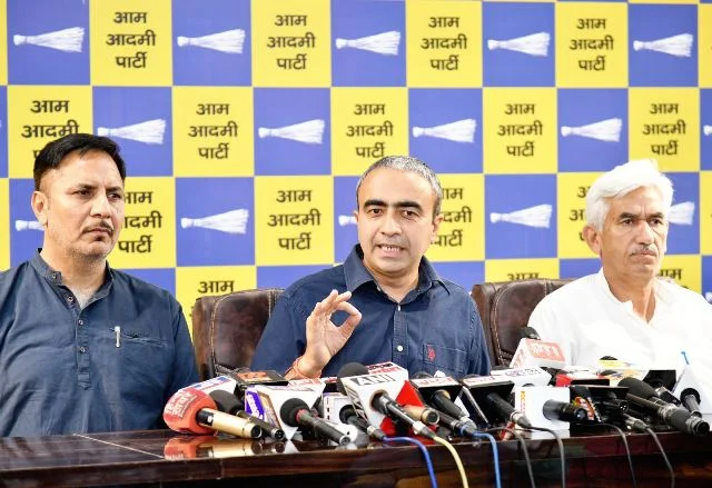 सरपंच, पंच और अन्य आम आदमी पार्टी में शामिल