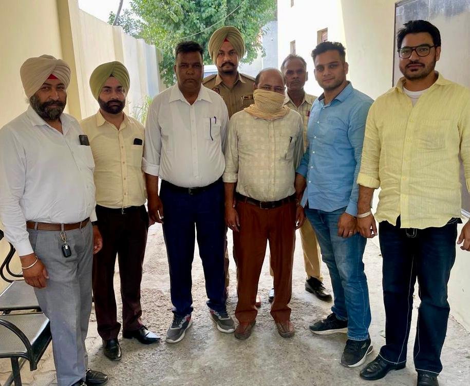 एसडीएम का स्टेनो रिश्वत लेते गिरफ्तार