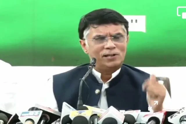कांग्रेस घोषणा-पत्र पर लोगों में भ्रम फैला रहे पीएम मोदी - पवन खेड़ा