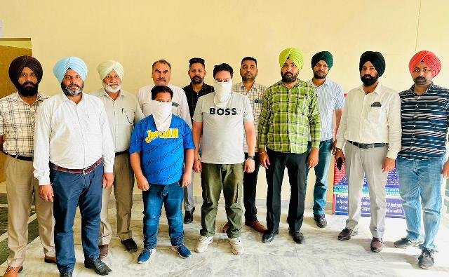 डीड राइटर और उसका सहायक लाखों की रिश्वत के साथ गिरफ्तार