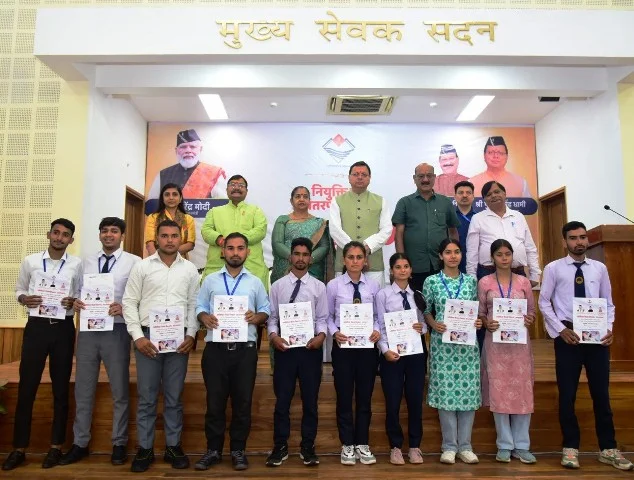 सीएम धामी ने युवाओं को सौंपे नियुक्ति पत्र