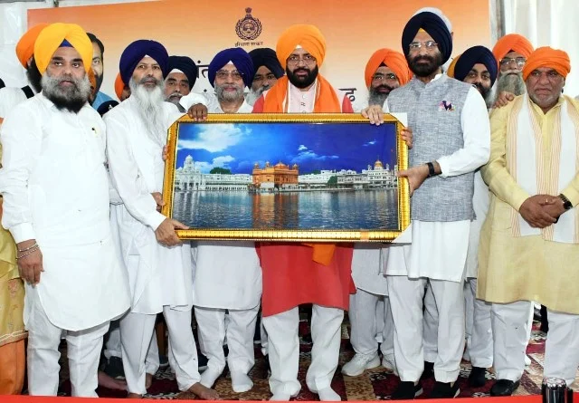 सीएम सैनी से सिख समाज के प्रतिनिधियों ने की मुलाकात