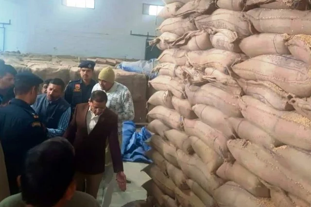 जब गोदाम में गीले गेहूं के कट्टे देख मंत्री का हो गया पारा हाई