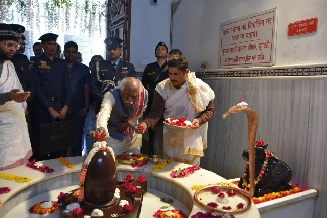 राज्यपाल ने बांके बिहारी मंदिर में पूजा कर लिया आशीर्वाद