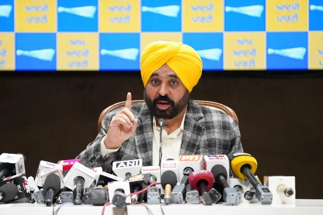 केंद्र किसानों से बातचीत करने से बच रहा - मान