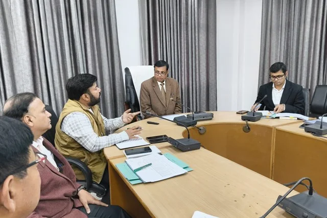 राज्य निर्वाचन आयुक्त ने की तैयारियों की समीक्षा