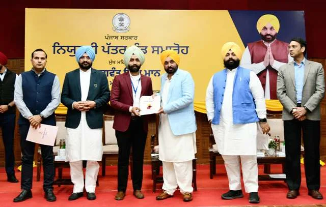 सीएम मान ने 497 युवाओं को सौंपे नियुक्ति पत्र