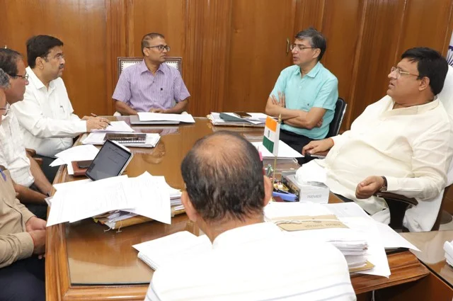 अधिकारियों को टेंडर लेने वाले ठेकेदारों की मॉनिटरिंग के निर्देश