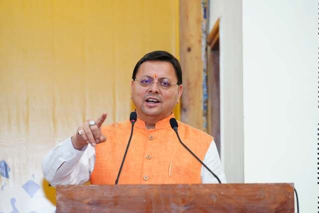 उत्तराखंड के मेधावी छात्रों को मुख्यमंत्री ने दिया पुरस्कार