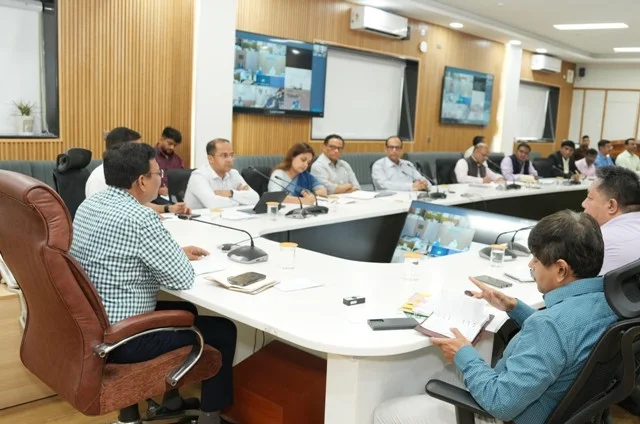 उत्तराखंड में सचिव समिति की बैठक, जिलाधिकारियों ने वीडियो कॉन्फ्रेंसिंग में लिया हिस्सा