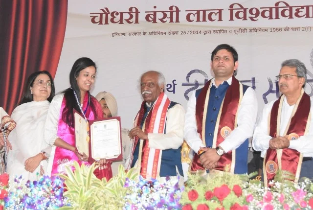 छात्रों में सीखने के साथ-साथ सकारात्मक दृष्टिकोण होना भी जरूरी - राज्यपाल