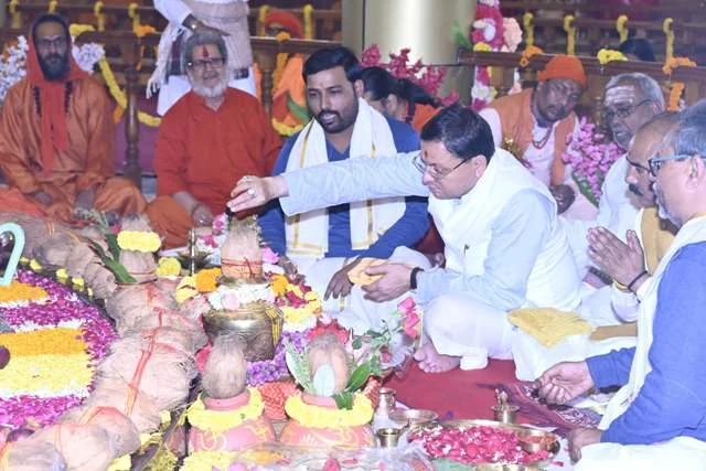धामी ने माँ राजेश्वरी का अभिषेक कर देश-प्रदेश की समृद्धि की कामना की