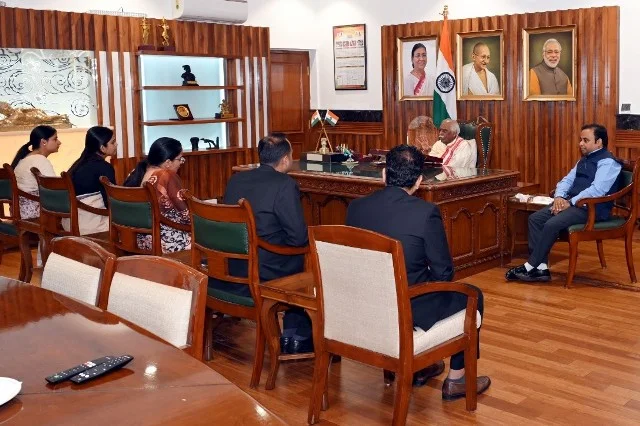 पंक्ति में खड़े अंतिम व्यक्ति तक योजनाओं का लाभ पहुंचाएं अधिकारी - राज्यपाल