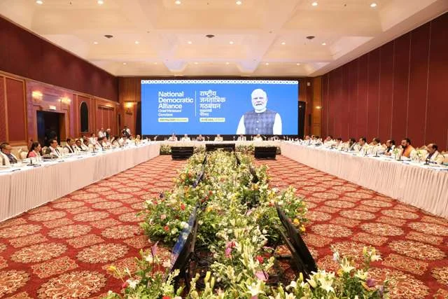 मुख्यमंत्री ने प्रधानमंत्री मोदी के समक्ष यूसीसी पर दिया प्रस्तुतिकरण