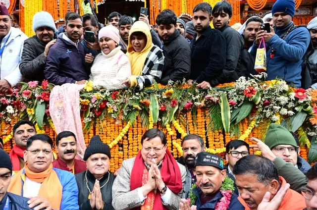 वैदिक मंत्रों के साथ हुआ बद्रीनाथ कपाट खोलने का समारोह