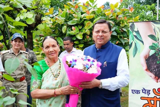 मुख्यमंत्री धामी और माता बिशना देवी ने मिलकर किया पौधा रोपण
