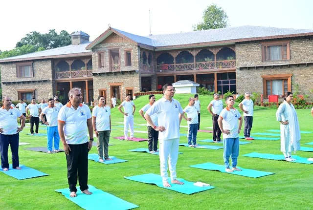 उत्तराखंड सरकार के अधिकारियों ने CM के साथ किया योगाभ्यास