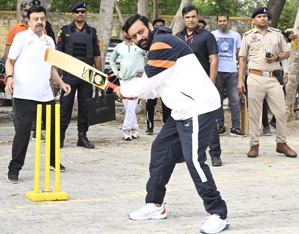 "एक राष्ट्र एक चुनाव कार्यक्रम के बाद सीएम सैनी ने युवाओं के साथ किया क्रिकेट का लुत्फ!"