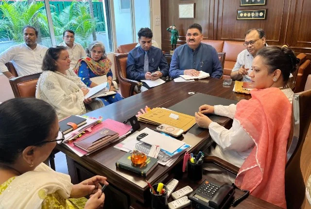 झज्जर, गुरुग्राम और सोनीपत के सीएमओ ने मंत्री के साथ बैठक में भाग लिया