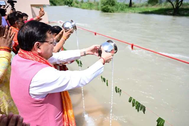 धामी ने गंगा तट पर प्रार्थना कर प्रदेश की खुशहाली की कामना की