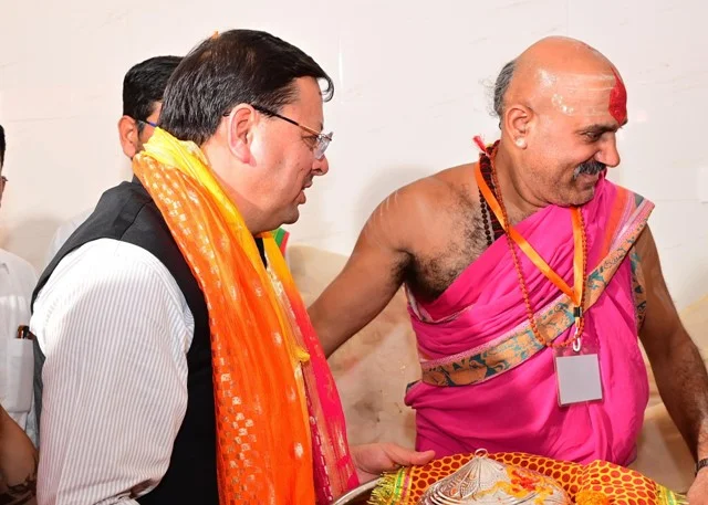 मुख्यमंत्री ने मंदिर में धार्मिक अनुष्ठानों में लिया भाग