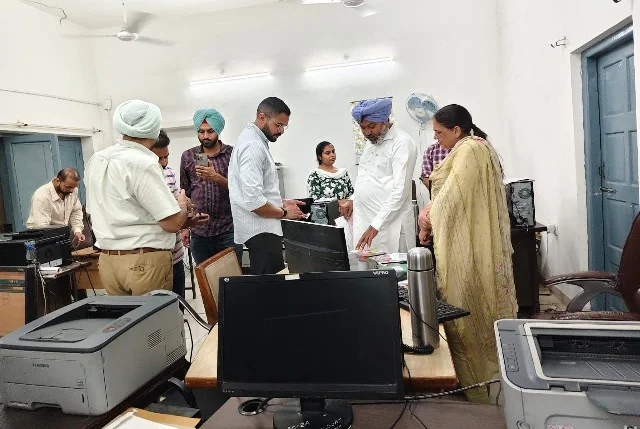 विभागीय कार्यप्रणाली की जांच के लिए मंत्री ने किया अचानक दौरा
