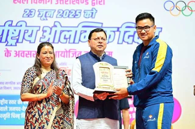 सीएम धामी ने खिलाड़ियों को दिलाई खेल भावना की शपथ
