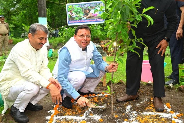 'एक पेड़ माँ के नाम' अभियान के तहत सीएम धामी ने लोगों को किया प्रेरित