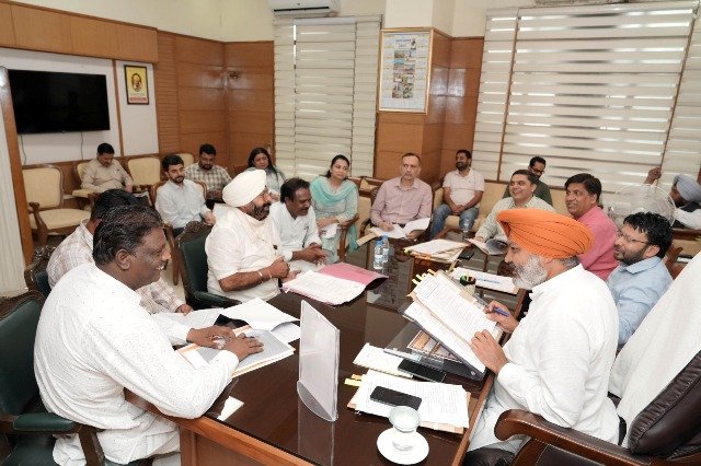 कैबिनेट सब-कमेटी ने नगर निगम कर्मचारियों की समस्याओं पर किया फैसला