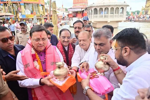मुख्यमंत्री के तौर पर चार साल पूरे कर धामी ने हरिद्वार में की गंगा पूजा