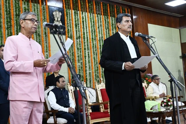 राज्यपाल पद की शपथ ग्रहण करने वाले प्रो. घोष ने कार्यभार संभाला