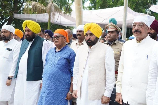 फौजा सिंह के अंतिम संस्कार में शामिल हुए CM मान और हज़ारों ग्रामीण