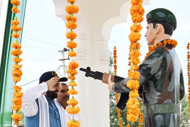 बाढ़डा विधानसभा क्षेत्र में शहीद सांगवान की प्रतिमा का अनावरण, सैनी ने किया सम्मान