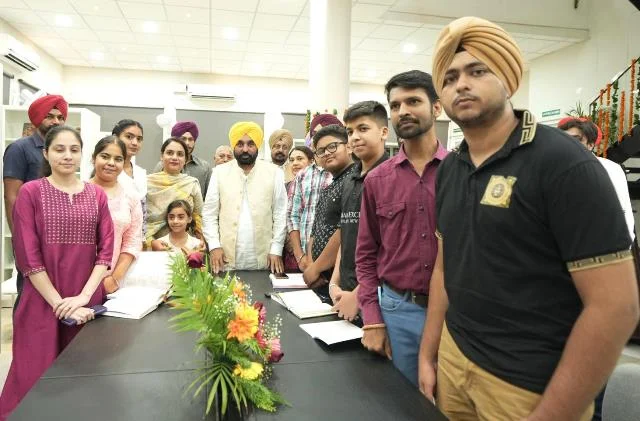 मिशन ज्ञान सीएम ने पढ़ाई को बढ़ावा देने के लिए खोली लाइब्रेरी