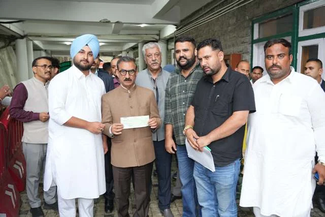 मुख्यमंत्री राहत कोष को युवा कांग्रेस नेताओं का बड़ा योगदान