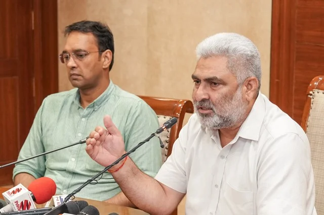 सड़क किनारे फूलों की खेती का पायलट प्रोजेक्ट शुरू