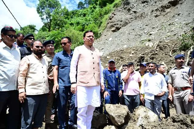 आपदा पीड़ितों का हालचाल जानने चमोली पहुँचे मुख्यमंत्री धामी