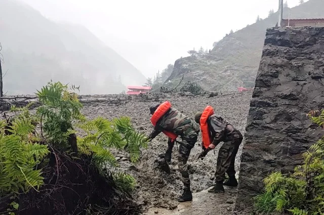 उत्तराखंड में बादल फटा, केंद्र और राज्य सरकार ने शुरू किया राहत कार्य