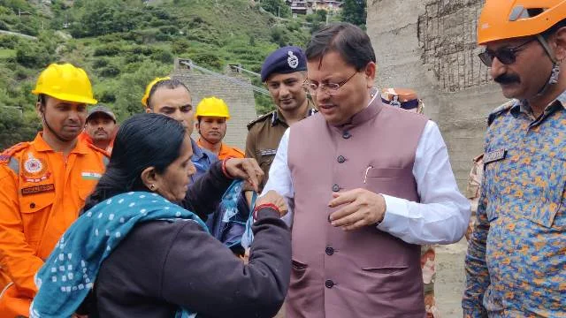 धराली आपदा स्थल पर भावुक मंज़र, सीएम धामी की आँखों में छलक आँसू