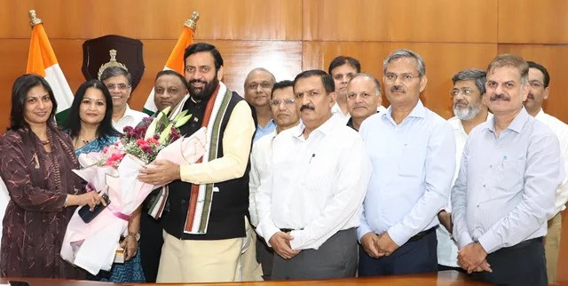 प्रशासनिक अधिकारियों ने सीएम सैनी से की मुलाकात